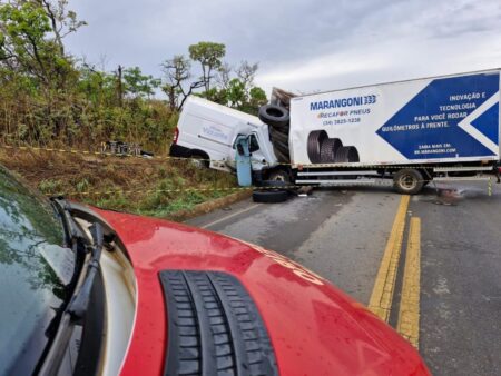 Acidente grave entre caminhão e ambulância deixa cinco mortos em rodovia de MG - Foto: Divulgação/CBMMG