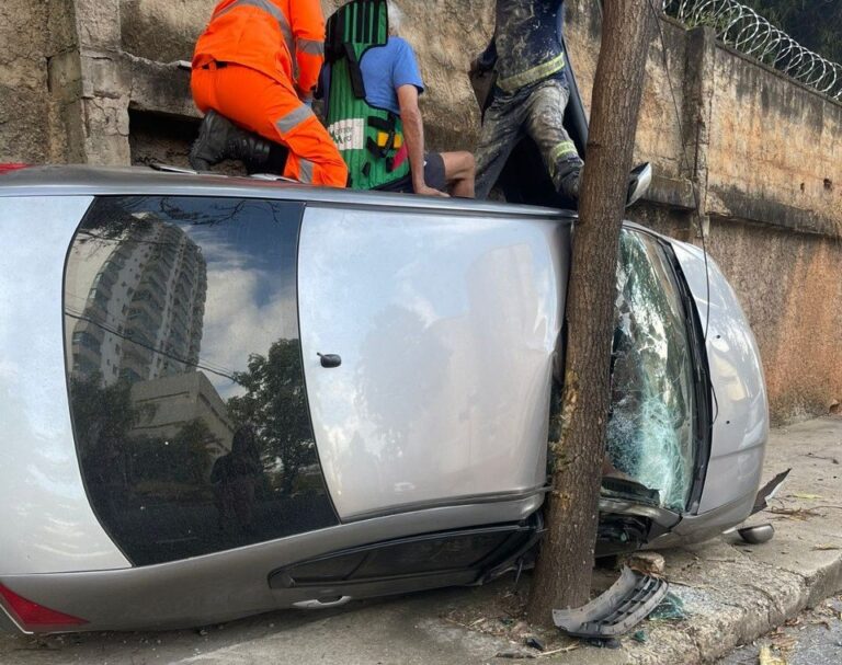 Idoso fica ferido após carro bater em muro e árvore no bairro Gutierrez, em BH - Foto: Divulgação/CBMMG