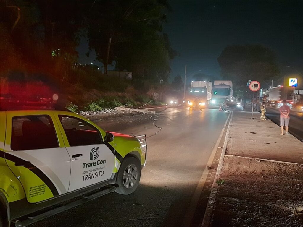 Carreta derruba poste e acidente fecha Via Expressa de Contagem - Foto: Divulgação/Transcon