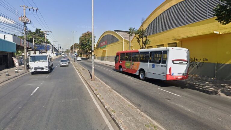 Três pessoas ficam feridas após acidente com ônibus na Avenida Tito Fulgêncio, em BH - Foto: Reprodução/Google Street View/Ilustrativa