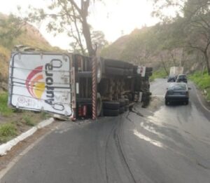 Caminhão tomba na Avenida Juiz Marco Túlio Isaac, em Betim - Foto: Divulgação/Corpo de Bombeiros