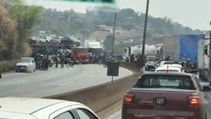 Colisão entre caminhão cegonha e carreta interdita Rodovia Fernão Dias (BR-381) em Betim; Grande BH