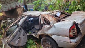 Jovem morre após capotar carro e cair de viaduto em Uberlândia - Foto: Divulgação/CBMMG