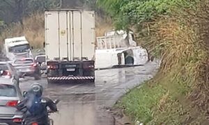 Ambulância tomba na BR-381, em Caeté, e causa congestionamento - Foto: Reprodução