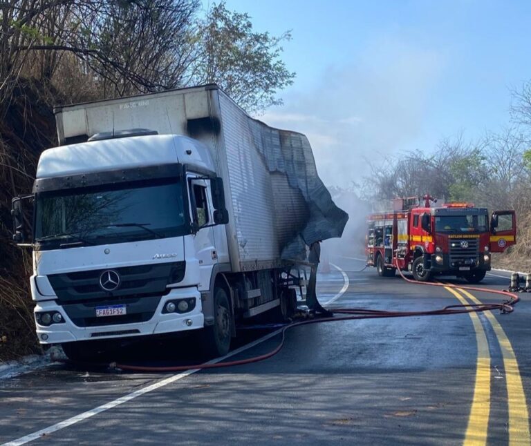 Caminhão-baú pega fogo e é parcialmente destruído na BR-251, em Salinas - Foto: Divulgação/Corpo de Bombeiros