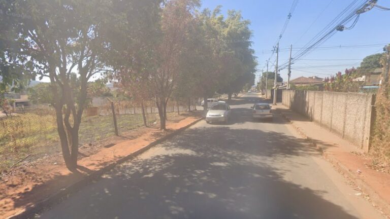 Mãe e filho são mortos a tiros em Mateus Leme neste sábado (5) - Foto: Reprodução/Google Street View