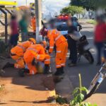 Acidente entre moto e carro deixa homem ferido em avenida de Alfenas - Foto: Divulgação/Corpo de Bombeiros