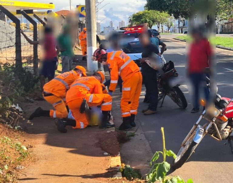 Acidente entre moto e carro deixa homem ferido em avenida de Alfenas - Foto: Divulgação/Corpo de Bombeiros