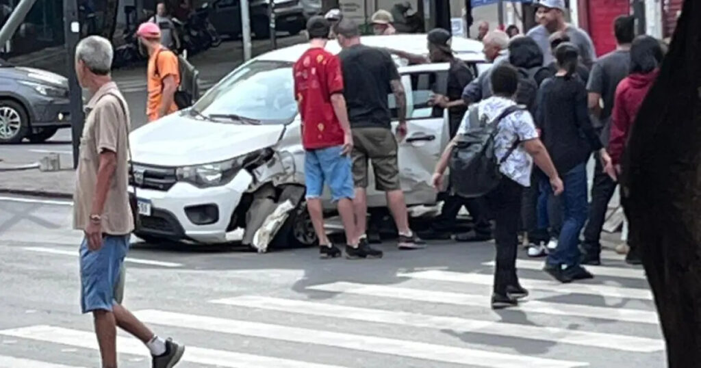 Motorista fica ferido após bater carro em poste na Avenida Amazonas, em BH - Foto: Reprodução/Redes Sociais