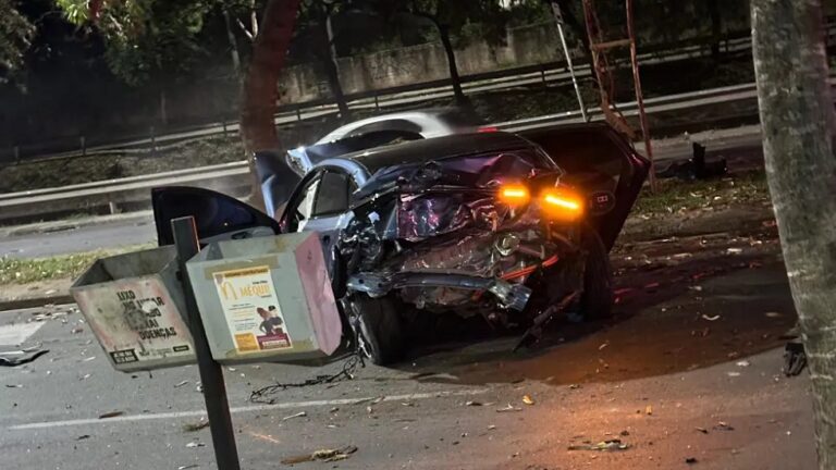 Carro fica destruiído após acidente na Avenida dos Andradas, em BH - Foto: Reprodução/Redes Sociais