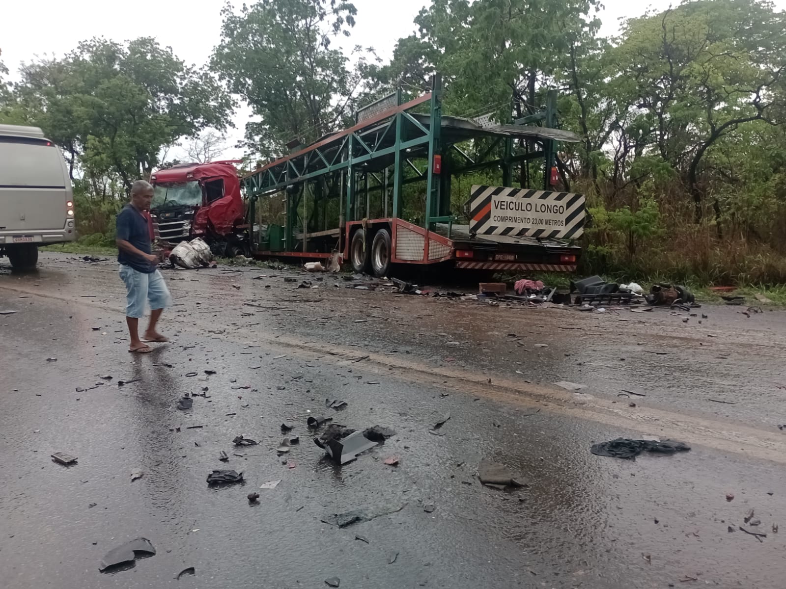 Cabine fica destruída e motorista morre após acidente entre carretas na BR-040 - Foto: Reprodução/Redes Sociais