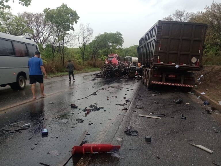 Cabine fica destruída e motorista morre após acidente entre carretas na BR-040 - Foto: Reprodução/Redes Sociais