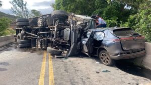 Acidente entre carro e caminhão deixa quatro vítimas na BR-040, em Juiz de Fora - Foto: Reprodução/Redes Sociais