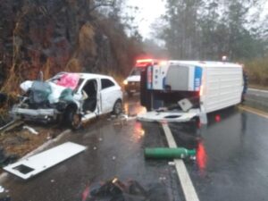 Enfermeira morre em acidente entre ambulância e carro em rodovia de MG - Foto: Divulgação