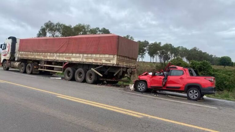 Acidente entre caminhonete e carreta deixa mulher morta na BR-262, em Luz - Foto: Divulgação/Corpo de Bombeiros