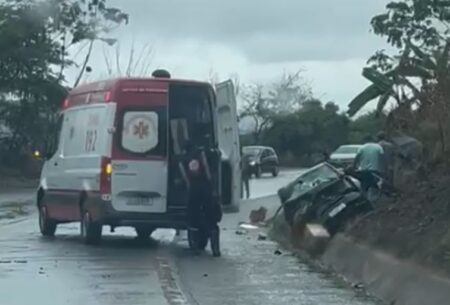 Acidente entre carro e caminhão deixa duas vítimas feridas na BR-381 - Foto: Reprodução/Redes Sociais