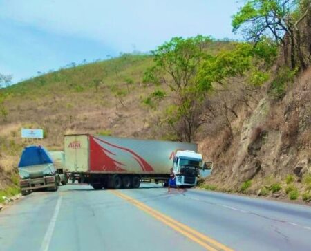 Carreta em “L” fecha totalmente BR-381, em Caeté - Foto: Reprodução/Redes Sociais