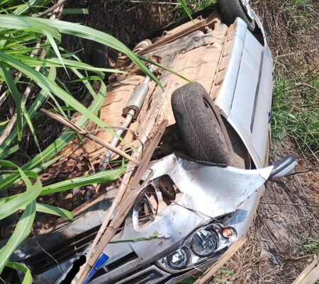 Carro capota e deixa dois feridos na BR-381, em Nova Era - Foto: Divulgação/Gave