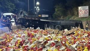 Caminhão com cerveja bate em mureta e fecha Anel Rodoviário, em BH - Foto: Reprodução/Redes Sociais