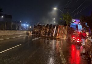 Acidente com caminhão interdita trecho da Avenida Cristiano Machado, em BH - Foto: Reprodução/Redes Sociais