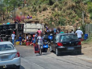 Carreta de cerveja tomba e motorista fica ferido na BR-381, em Sabará - Foto: Reprodução/Redes Sociais