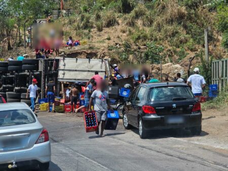 Carreta de cerveja tomba e motorista fica ferido na BR-381, em Sabará - Foto: Reprodução/Redes Sociais