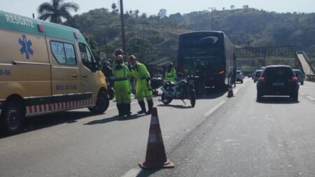 Motociclista morre após bater na traseira de ônibus na Fernão Dias, em Betim - Foto: Reprodução/Redes Sociais