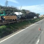 Caminhão tomba, interdita parcialmente e provoca congestionamento na Fernão Dias - Foto: Reprodução/Redes Sociais