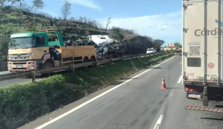 Caminhão tomba, interdita parcialmente e provoca congestionamento na Fernão Dias - Foto: Reprodução/Redes Sociais