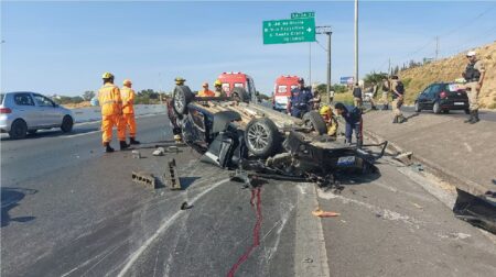 Acidente na MG-010, em Vespasiano, deixou uma pessoa morta e outra ferida - Foto: Divulgação/PMRv