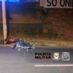 Mulher morre após bater moto em poste no Anel Rodoviário, em BH - Foto: Divulgação/PMRv