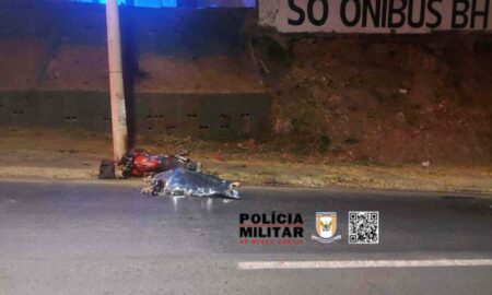 Mulher morre após bater moto em poste no Anel Rodoviário, em BH - Foto: Divulgação/PMRv