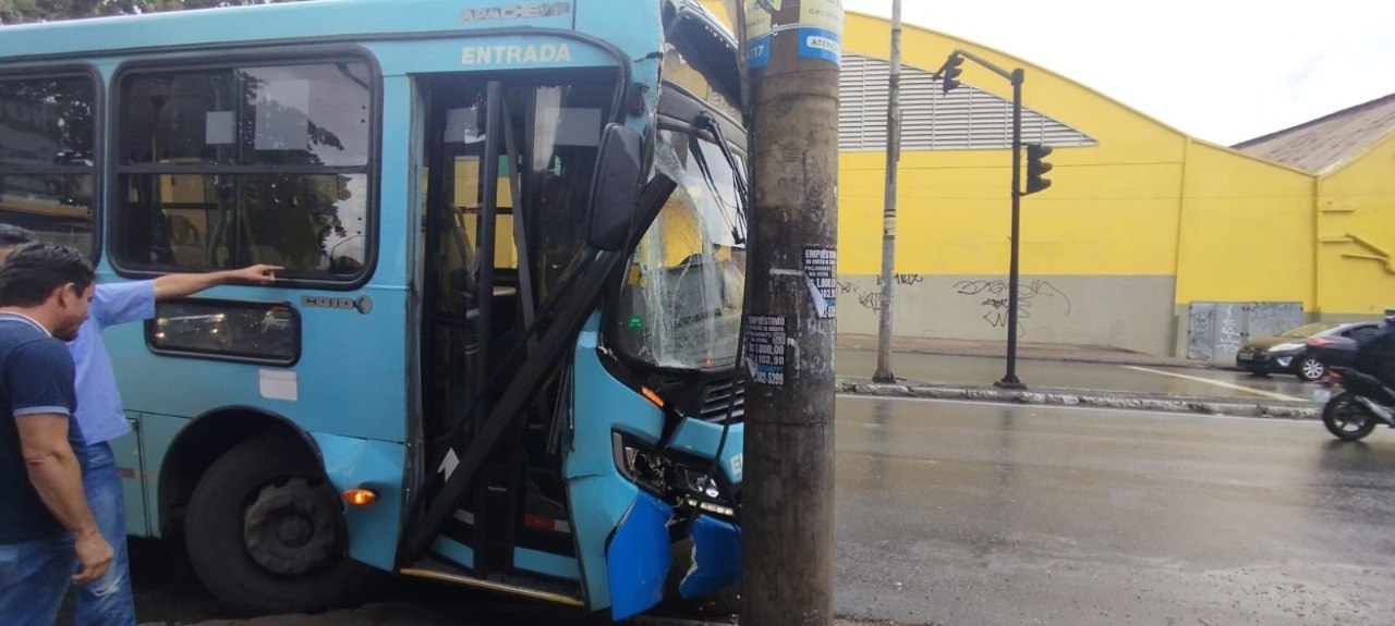 Três pessoas ficam feridas após acidente com ônibus na Avenida Tito Fulgêncio, em Contagem - Foto: Divulgação/CBMMG