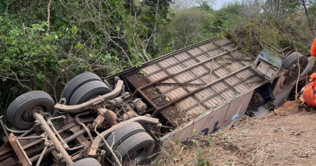 Ônibus de turismo capota, deixa um morto e 43 feridos na BR-381, em MG - Foto: Reprodução/Redes Sociais