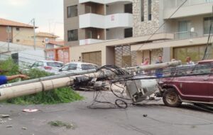 Moradores ficam sem luz após caminhão derruba poste na Grande BH - Foto: Divulgação/CBMMG