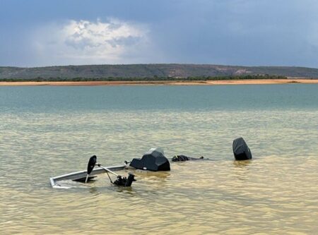 Família nada 1,5 km para se salvar após barco afundar na Represa de Três Marias - Foto: Divulgação/CBMMG