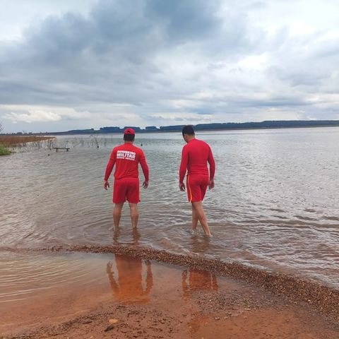 Família nada 1,5 km para se salvar após barco afundar na Represa de Três Marias - Foto: Divulgação/CBMMG