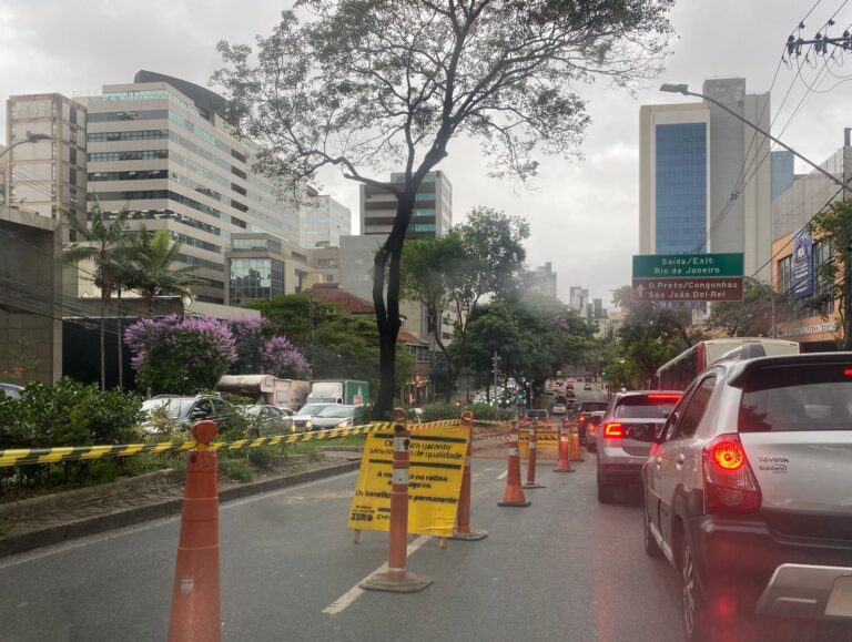 Buraco se abre e causa lentidão na Avenida do Contorno, em BH - Foto: Por Dentro de Minas / Elberty Valadares