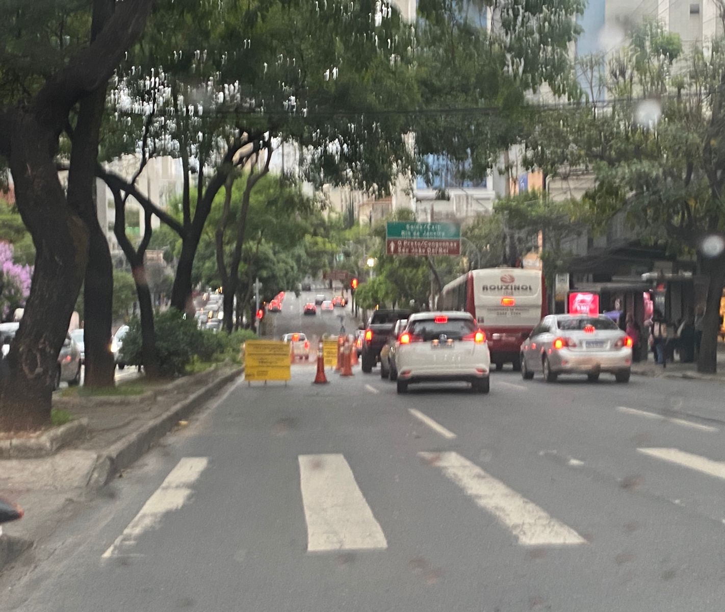 Buraco se abre e causa lentidão na Avenida do Contorno, em BH - Foto: Por Dentro de Minas / Elberty Valadares