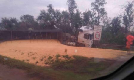 Carreta carregada de milho tomba e fecha BR-040, em Contagem - Foto: Divulgação