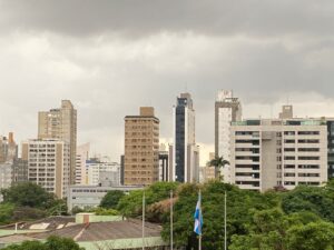 Chove forte em bairros de Belo Horizonte na tarde desta sexta-feira (25) - Foto: Por Dentro de Minas / Elberty Valadares