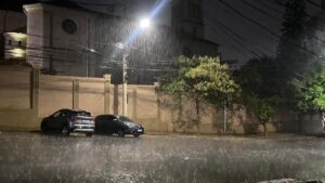 Chove extremamente em bairros de BH na noite desta sábado (26) - Foto: Por Dentro de Minas / Elberty Valadares