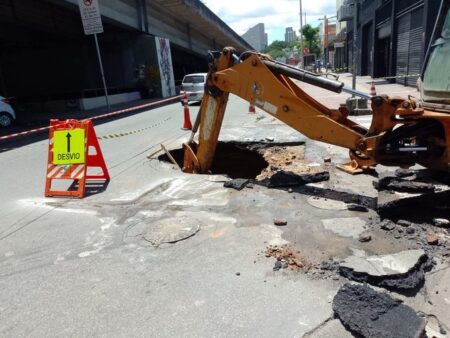 Cratera se abre e complica trânsito na Avenida Teresa Cristina, em BH - Foto: Divulgação/BHTrans