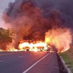 Caminhão-tanque explode e interdita BR-135, no Norte de Minas - Foto: Reprodução/Redes Sociais