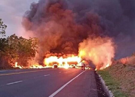 Caminhão-tanque explode e interdita BR-135, no Norte de Minas - Foto: Reprodução/Redes Sociais