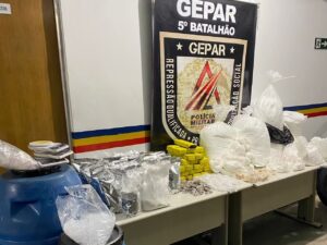 Homem é preso com mais de 600 porções de drogas em BH - Foto: Divulgação/PMMG