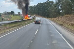 Ônibus pega fogo e interdita Rodovia Fernão Dias, em Careaçu - Foto: Reprodução/Redes Sociais