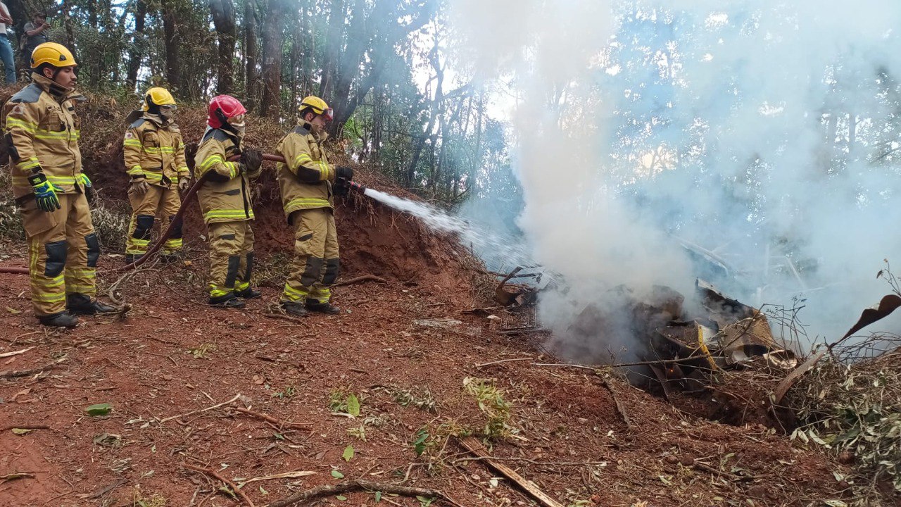 Polícia Civil abre investigação sobre queda de avião em estrada de São Bartolomeu - Foto: Divulgação/CBMMG