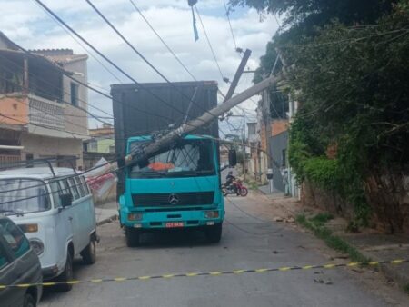 Poste cai sobre caminhão e interdita rua no bairro Candelária, em BH - Foto: Divulgação/CBMMG