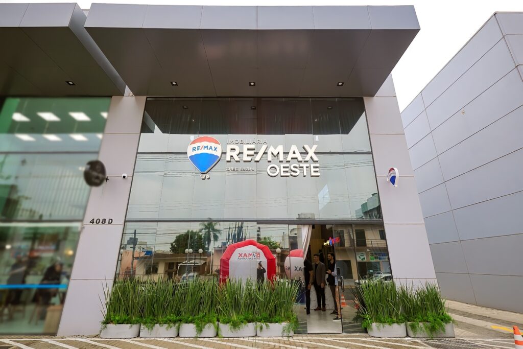 Imobiliária RE/MAX inaugura nova sede em Chapecó